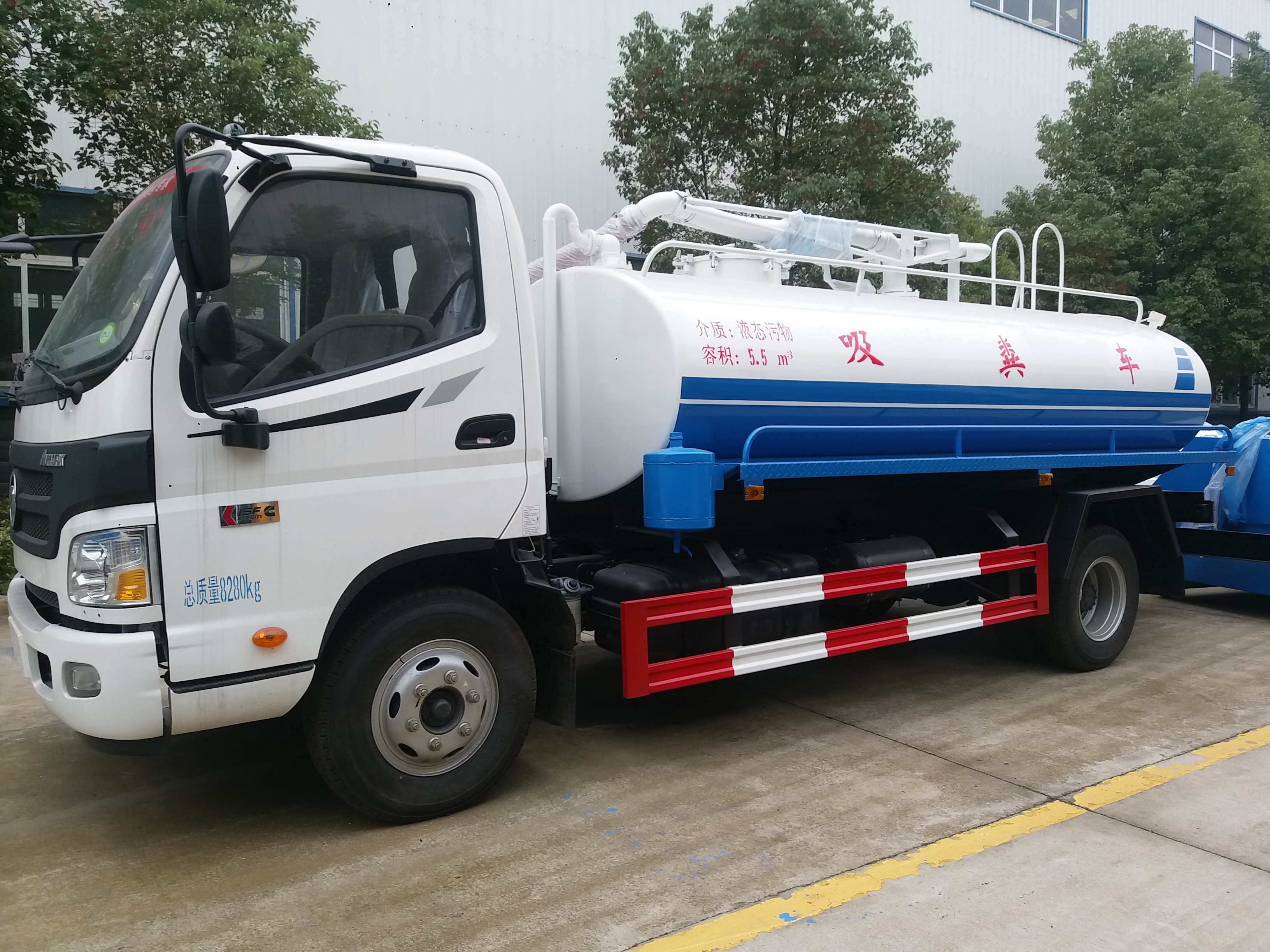 专业清洁，高效运输——欧马可吸粪车与多利卡车型高清图集解析