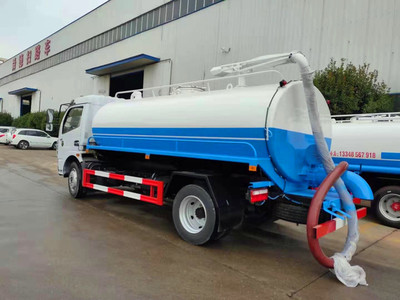 城市环卫中的“清道夫” 洒水车与吸粪车的角色与意义